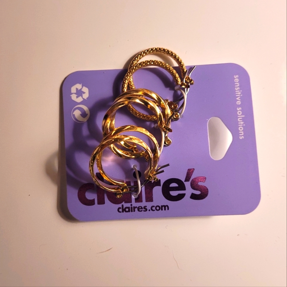 3 things of jewelry, 1 bracelet, 2 things of earrings